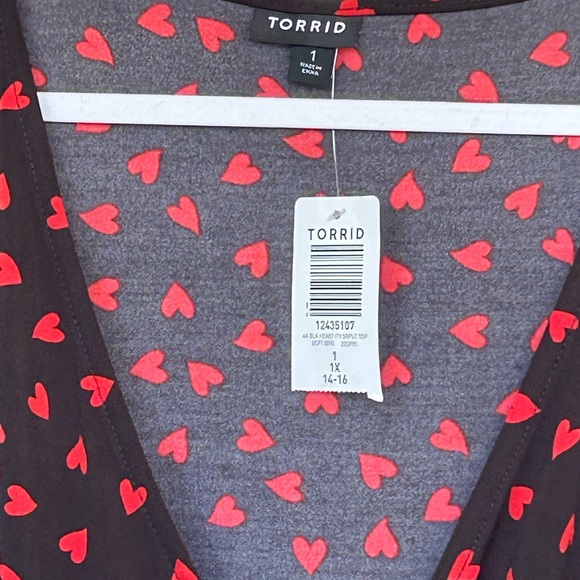 New Torrid Hearts Print Wrap Round Tie On The Side Shirt Size 1 (14-16) - Picture 2 of 3